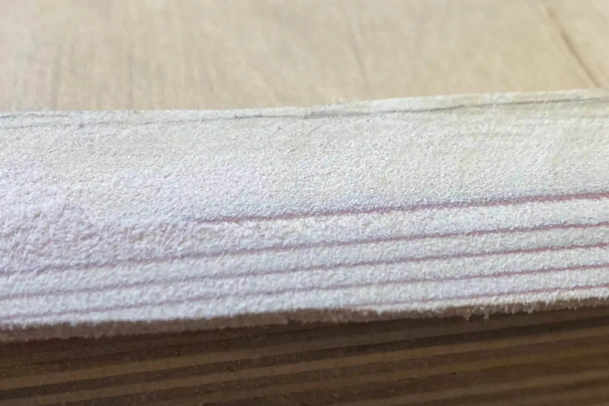 Schliff eines Holz-Bumerangs