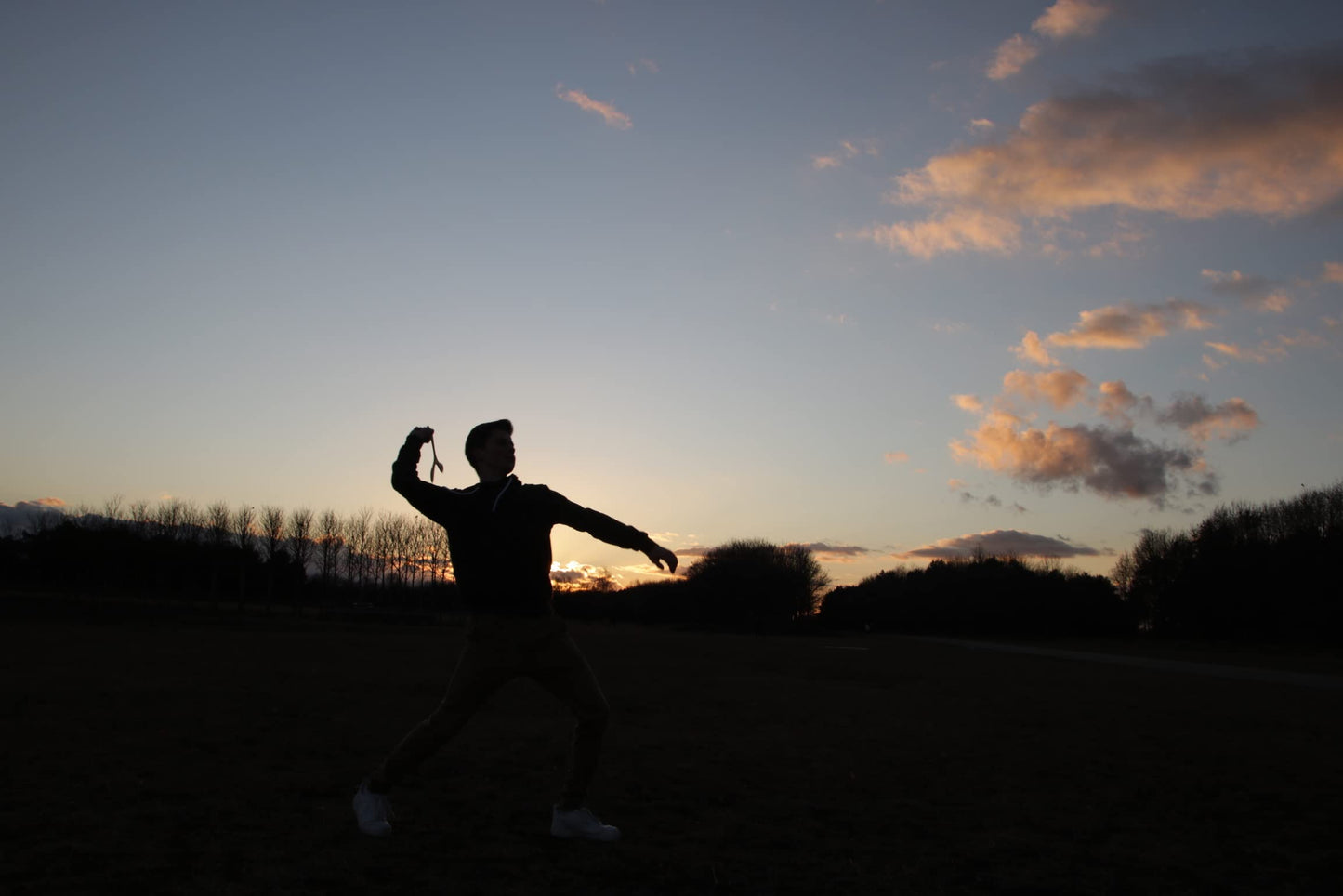 JF BUMERANG - emotionales Bild: Boomerang Werfen im Sonnenuntergang.