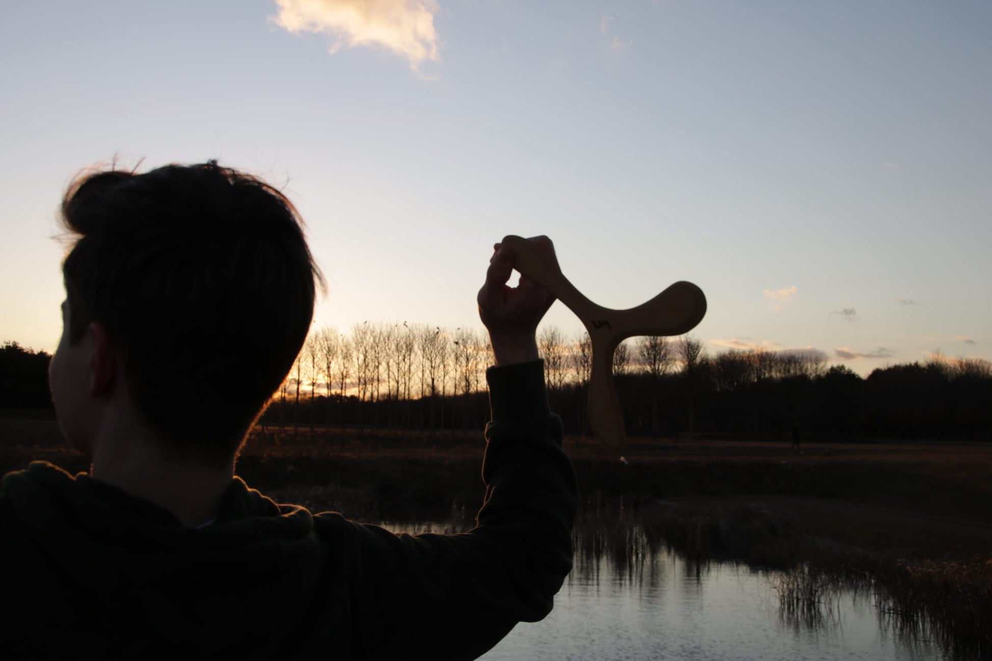 JF BUMERANG - emotionales Bild: Boomerang Werfen im Sonnenuntergang.