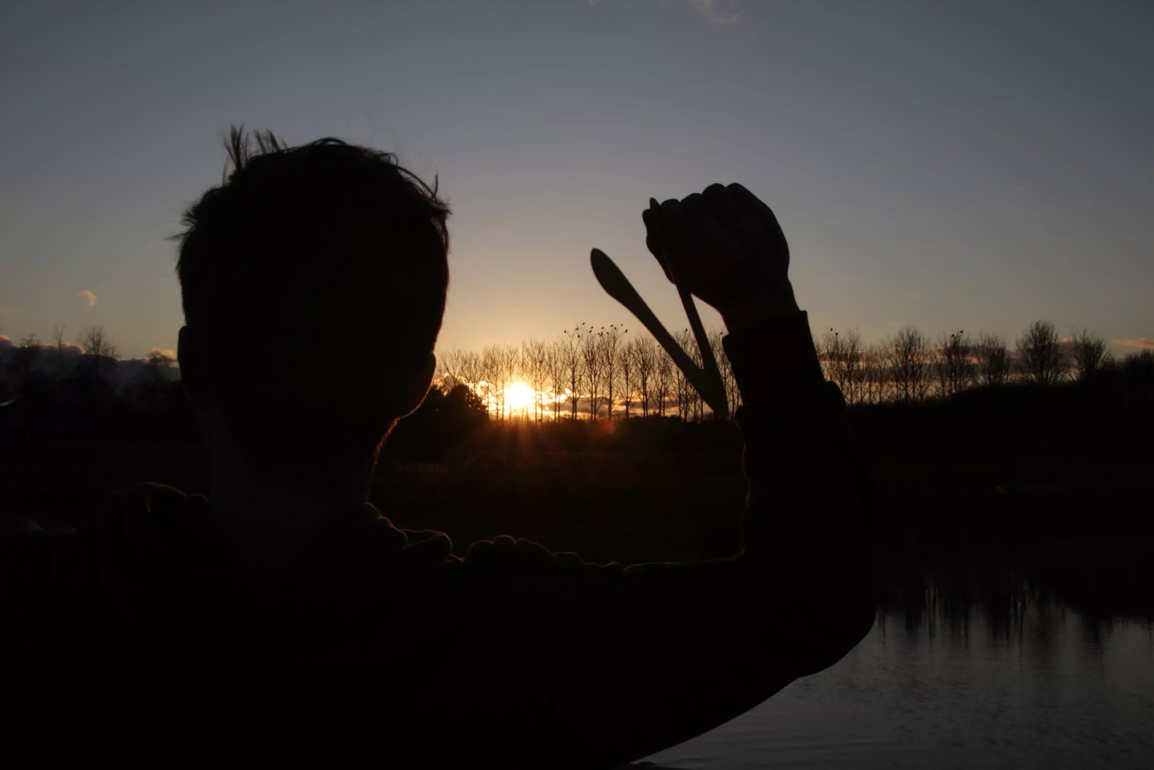 Boomerang werfen im Sonnenuntergang