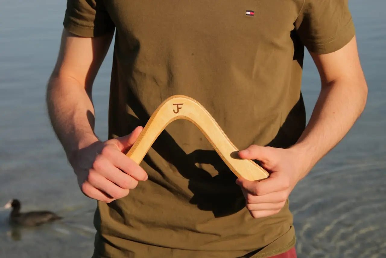 JF BUMERANG - Modell LONDON Hell in der Hand- Rechtshänder - Holz Boomerang - Handgefertigter Bumerang aus der Vater-Sohn Manufaktur JF Bumerang. 