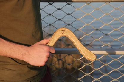 JF BUMERANG - Modell LONDON Dunkel in der Hand- Rechtshänder - Holz Boomerang - Handgefertigter Bumerang aus der Vater-Sohn Manufaktur JF Bumerang.