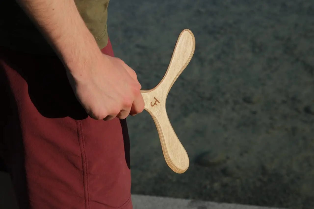 JF BUMERANG - Modell München dunkel in der Hand- Rechtshänder - Holz Boomerang - Handgefertigter Bumerang aus der Vater-Sohn Manufaktur JF Bumerang.