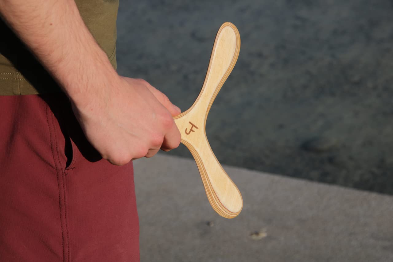 JF BUMERANG - Modell München hell in der Hand- Rechtshänder - Holz Boomerang - Handgefertigter Bumerang aus der Vater-Sohn Manufaktur JF Bumerang.