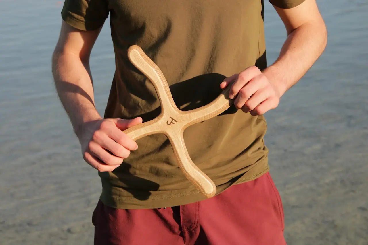 JF BUMERANG - Modell NEW YORK dunkel in der Hand- Rechtshänder - Holz Boomerang - Handgefertigter Bumerang aus der Vater-Sohn Manufaktur JF Bumerang.