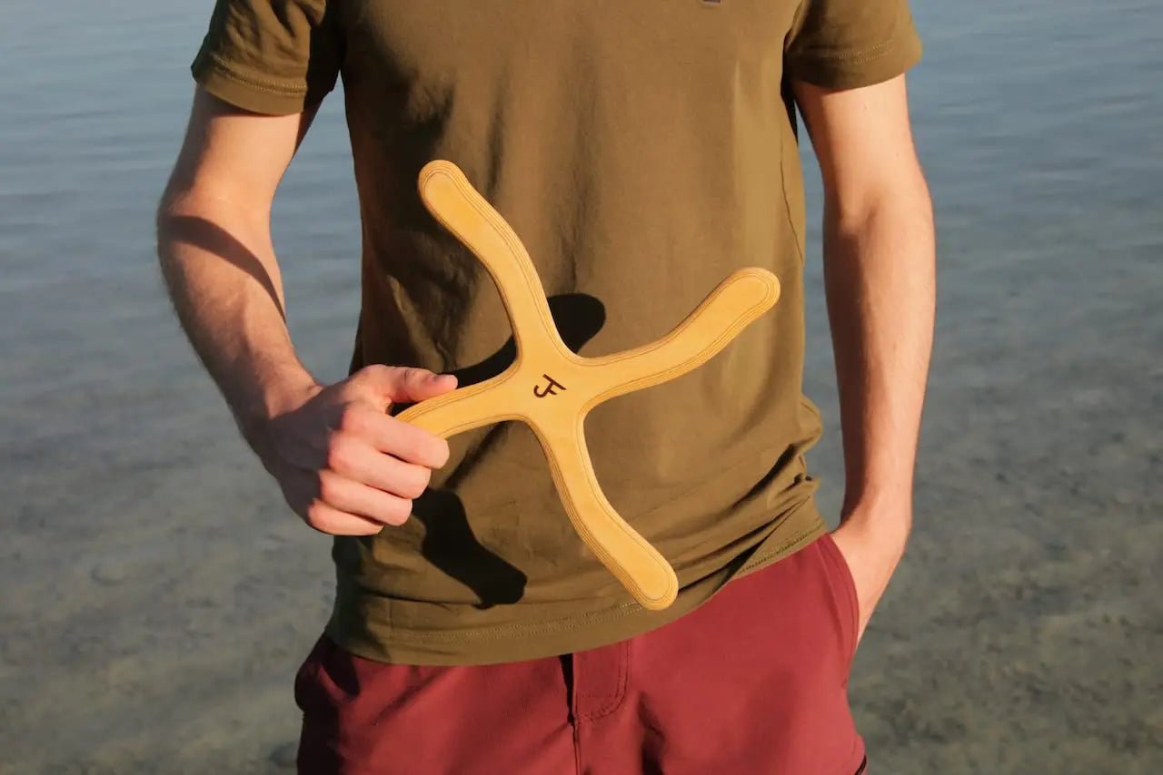 JF BUMERANG - Modell NEW YORK hell in der Hand- Rechtshänder - Holz Boomerang - Handgefertigter Bumerang aus der Vater-Sohn Manufaktur JF Bumerang.